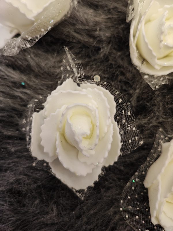 خرید و قیمت گل تزیینی فومی مدل توردار سفید از آف ایران
